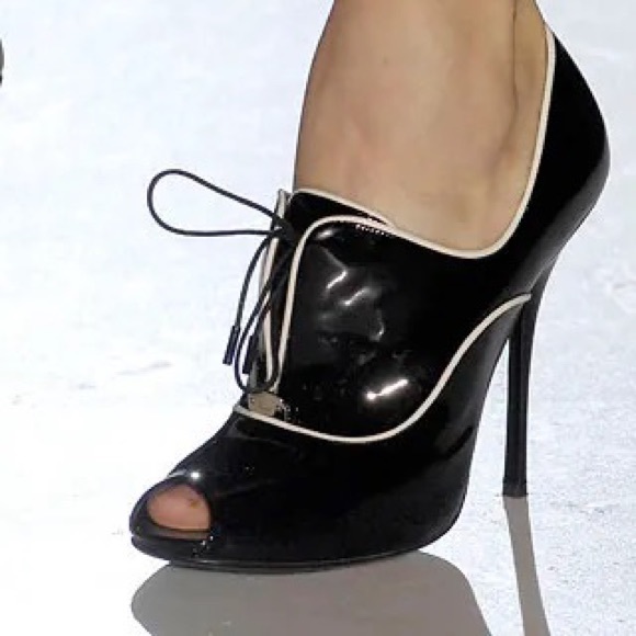 Gucci Black Patent Leather Newton Ankle Peep Toe Booties - NEW - Picture 1 of 12